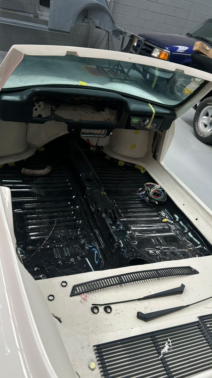 Montagem e elétrica durante a restauração de um carro antigo na Vecchia Macchina